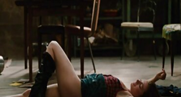 xem sex máy bay bà già Hussar fucks silicone cô gái ở phía trước phim sex dân tộc của máy ảnh.